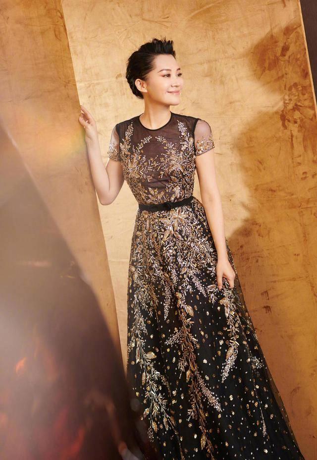 51岁许晴又皮了在国外穿无袖连帽连衣裙私服穿搭太成功