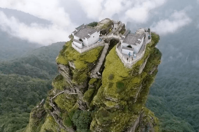 中国非常危险的寺庙：悬空2500米一桥连接两山顶，吸引了很多游客