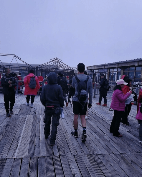 王子文吴永恩爬雪山录综艺,合影时甜蜜相依