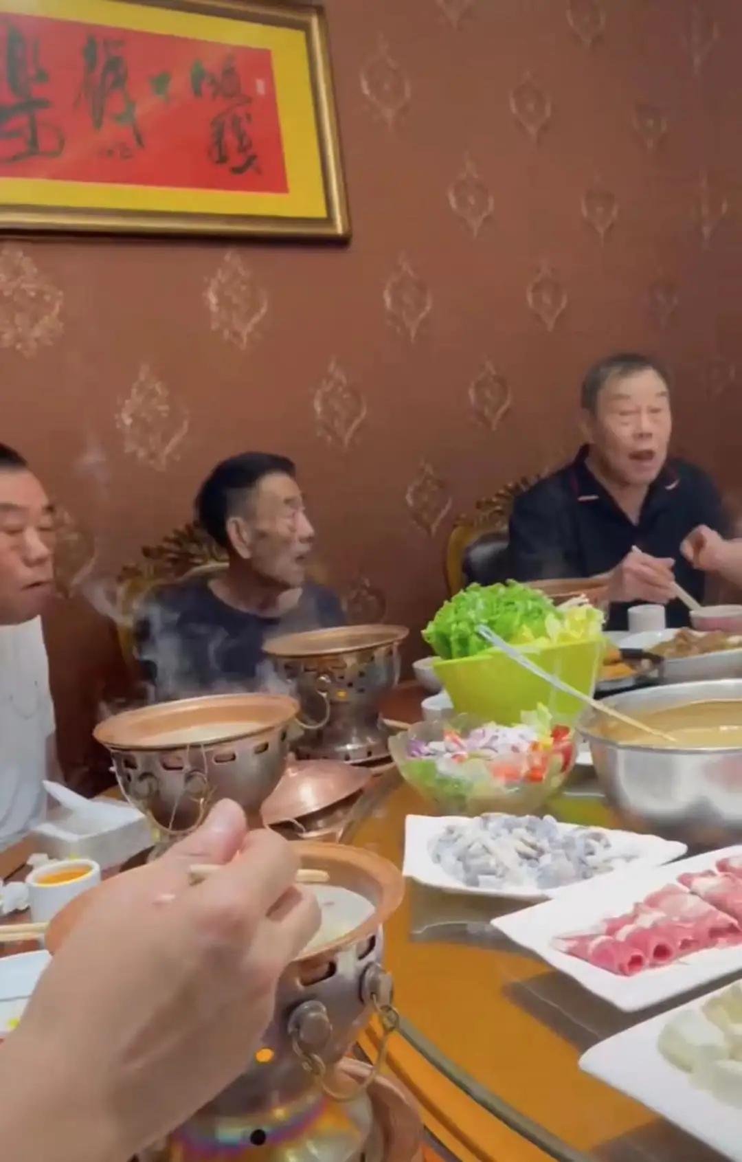 原创90岁杨少华携全家吃火锅身形消瘦但精神奕奕父子5人如复制