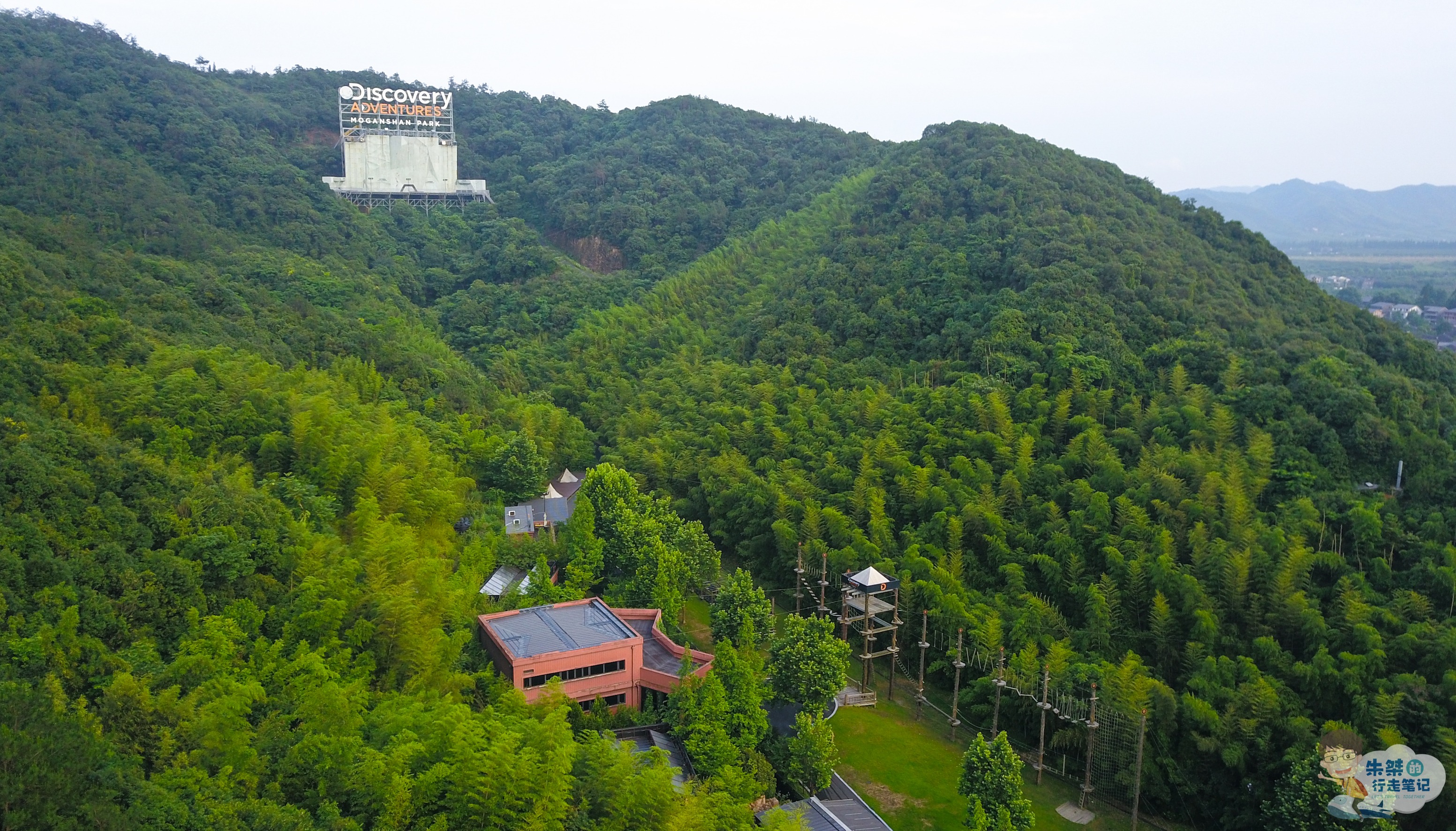 郡安裡度假酒店毗鄰莫干山核心景區出入口,依山而建,掩隱於山林之間