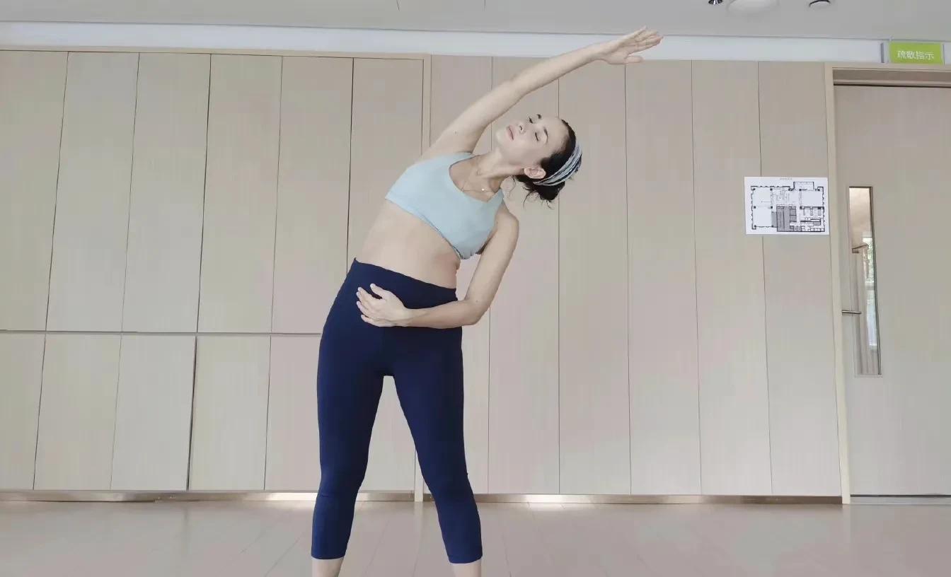 原创37岁卢靖姗晒孕期瑜伽照肚子大但四肢纤细高难度动作也不费劲