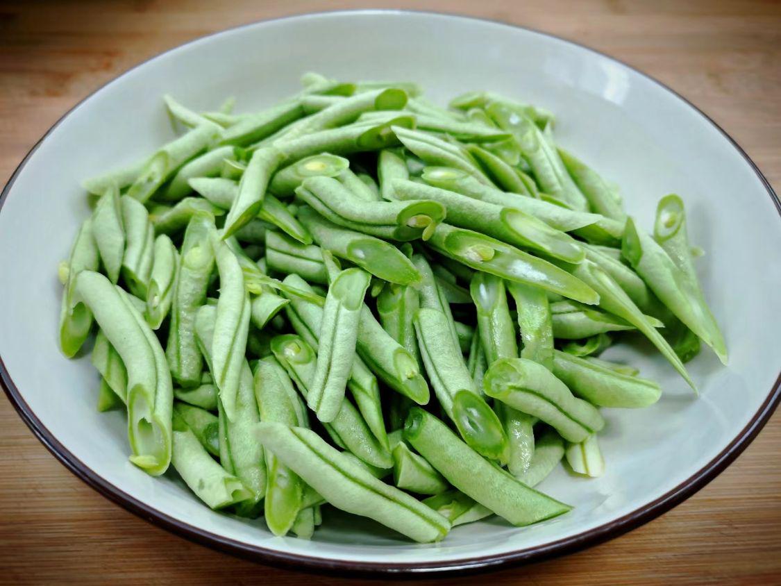 刚上市,眼下最鲜嫩,2元一斤很便宜,家人常吃对脾胃好_腊肉_豆角_做法