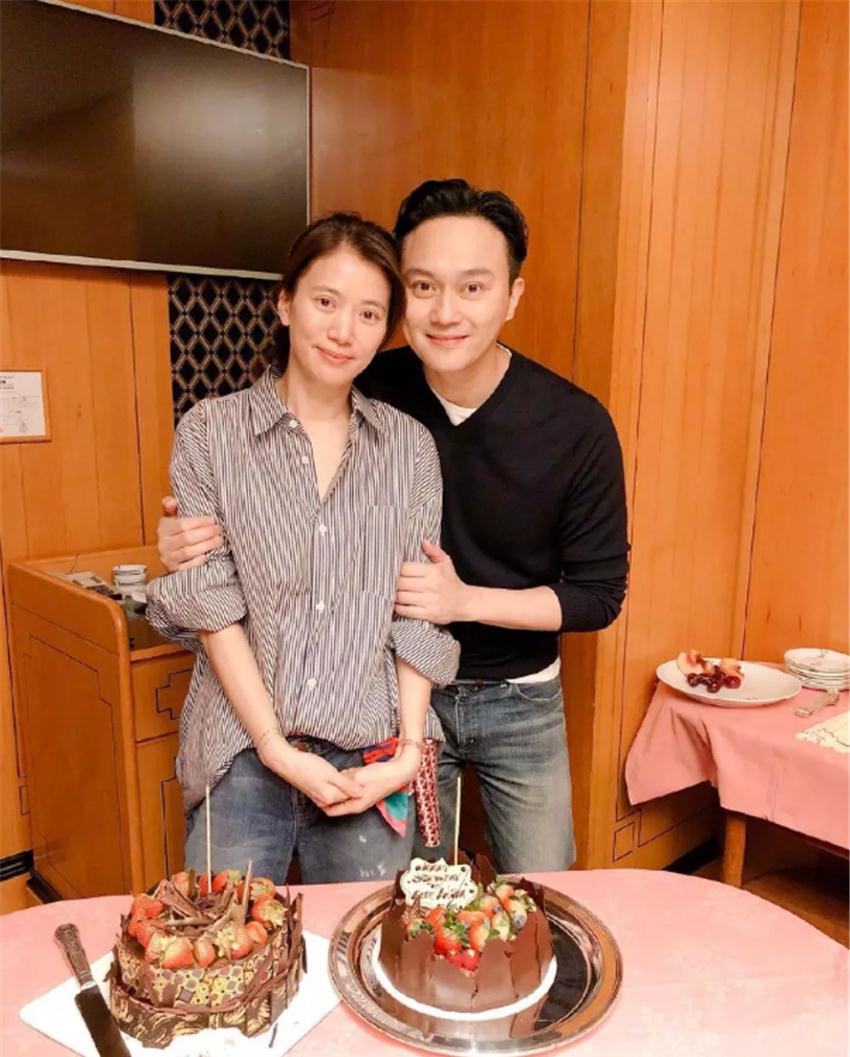 挑什么礼物的时候发现……俩人拐进了包包店前几天是张智霖49岁生日