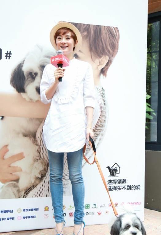 孙俪带爱狗亮相穿长款白衬衫配紧身牛仔裤不愧是时尚潮人