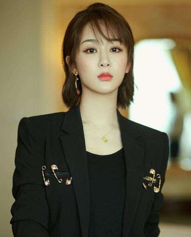 爱游戏中国官方网站杨紫“御姐风”穿搭太惊艳印花t恤搭西装又美又酷气质太A了(图1)