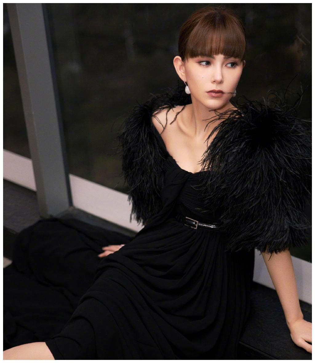 昆凌真的太会穿红色拼接卡通毛衣时尚清新潮范儿不输女明星