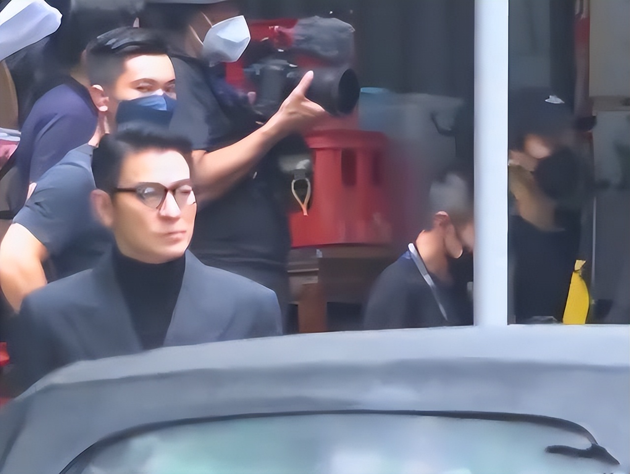 刘德华新剧开拍打扮有型有款林家栋郑则仕任达华陆续现身