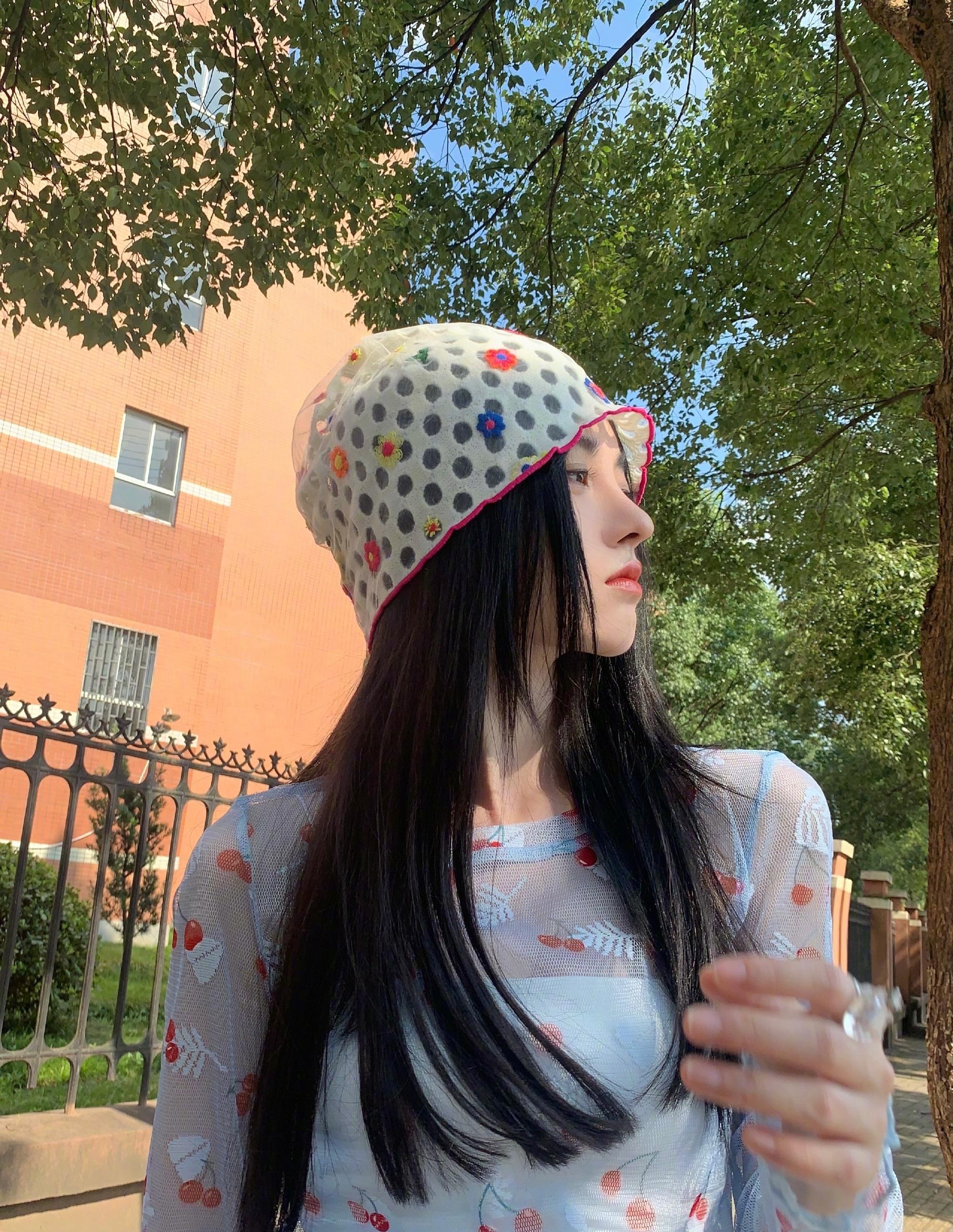 波点印花帽:这次鞠婧祎头上戴的帽子也是印花的设计,网纱波点作为面料