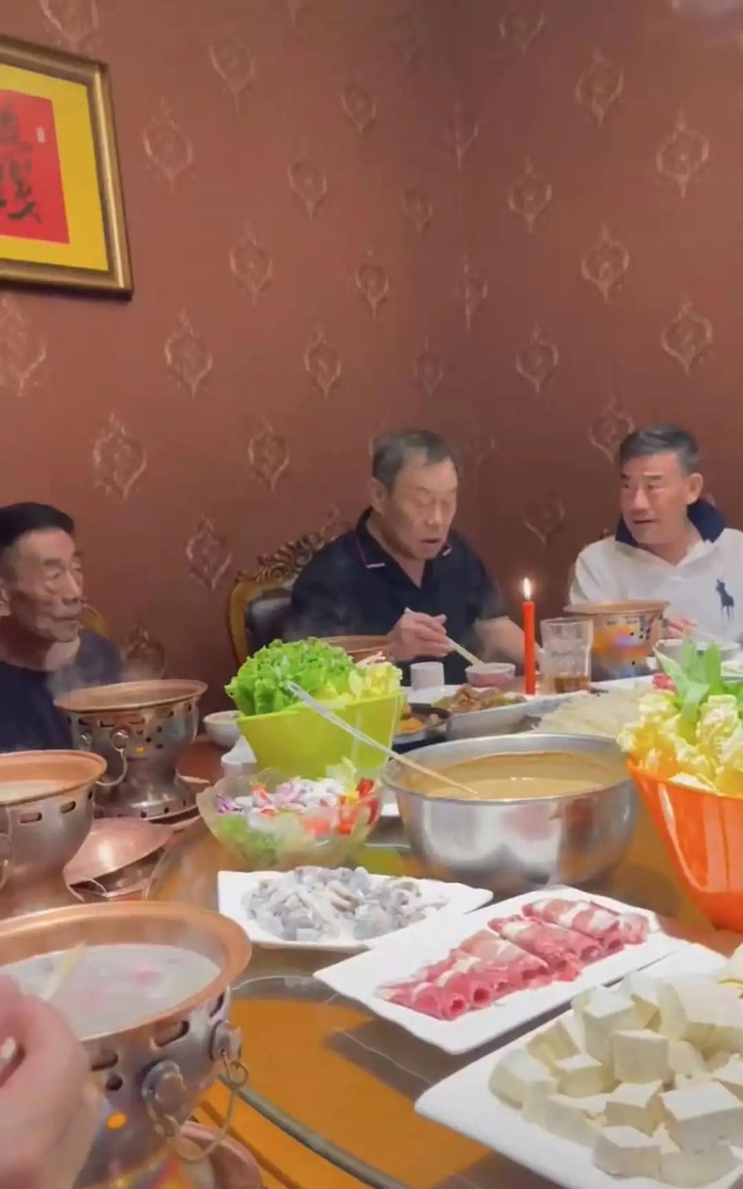 90岁杨少华携全家吃火锅,身形消瘦但精神奕奕,父子5人如复制