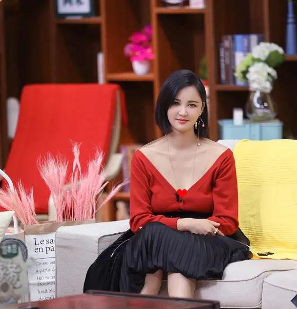 原创张歆艺产后变美了穿红色大v领针织衫真显瘦迷人锁骨太吸睛