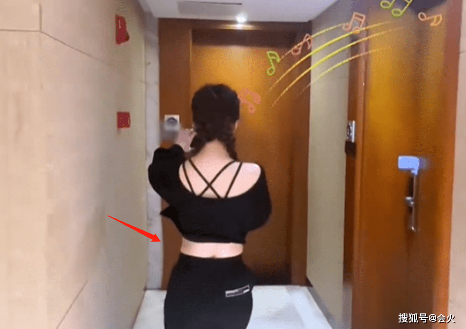 阿娇穿短上衣露细腰,身材瘦太多颜值回春