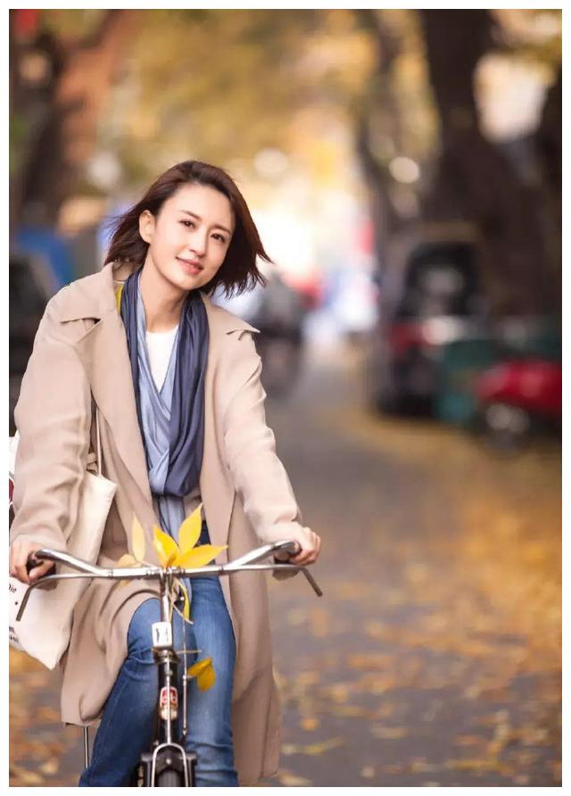 原创央视果然出美女张蕾一袭淡蓝色西装干练优雅美的低调有内涵