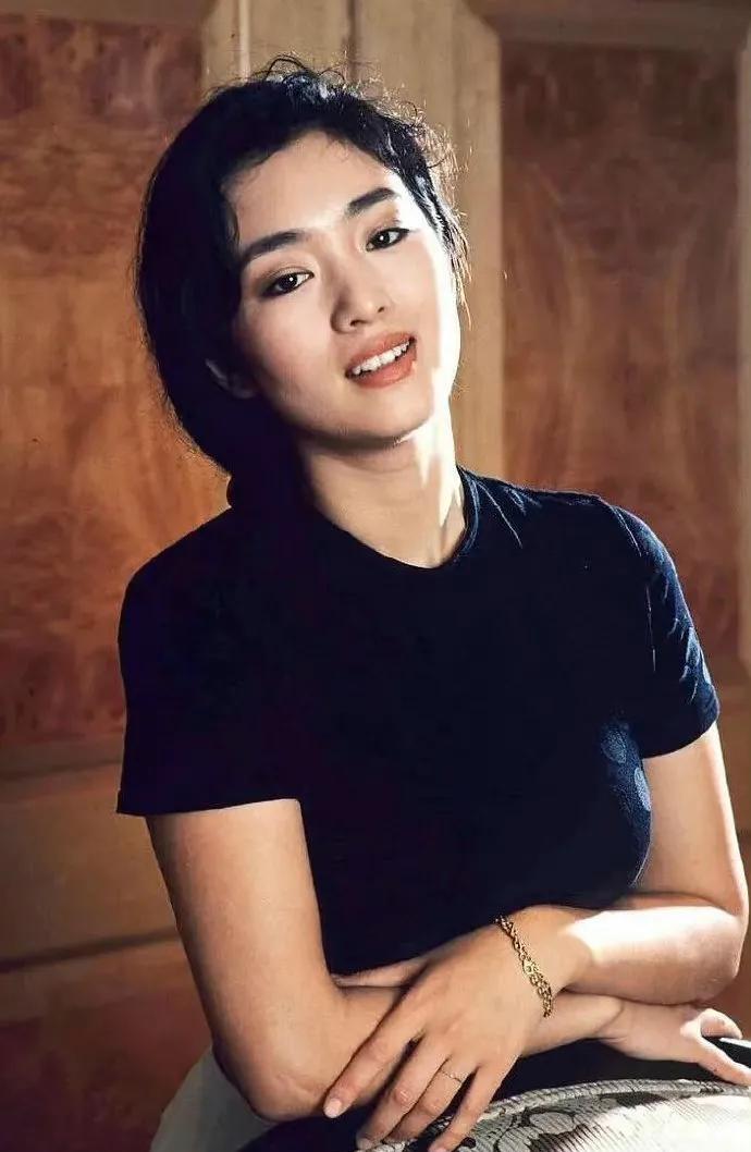 原创以前不喜欢巩俐总觉得她的美野蛮又厚重像黄土地里的高粱