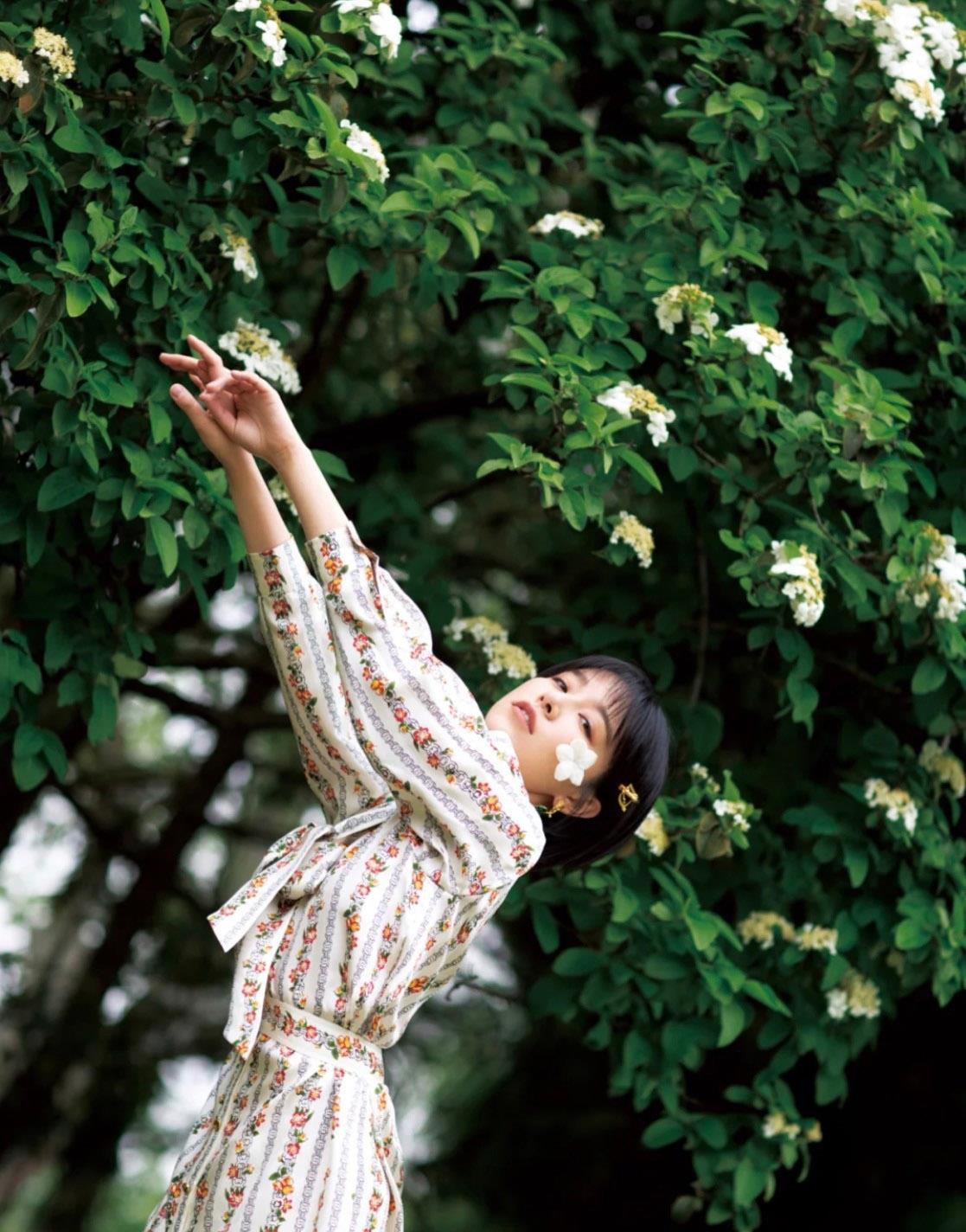 32岁阚清子“空气刘海”很减龄，穿碎花连衣裙，甜美气质太惊艳