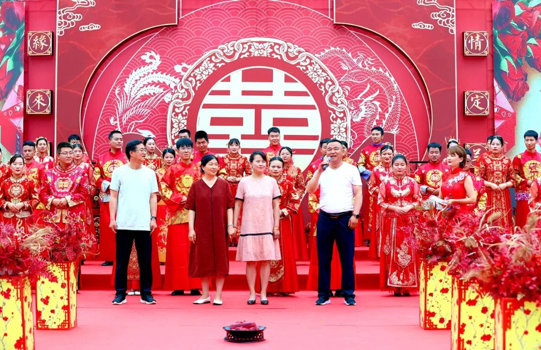 兰州铁路31对新人在青木川举办中国风集体婚礼