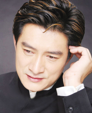 黄安,凭借一首《新鸳鸯蝴蝶梦》走红,妻子是同学,女儿貌美清新_包青天