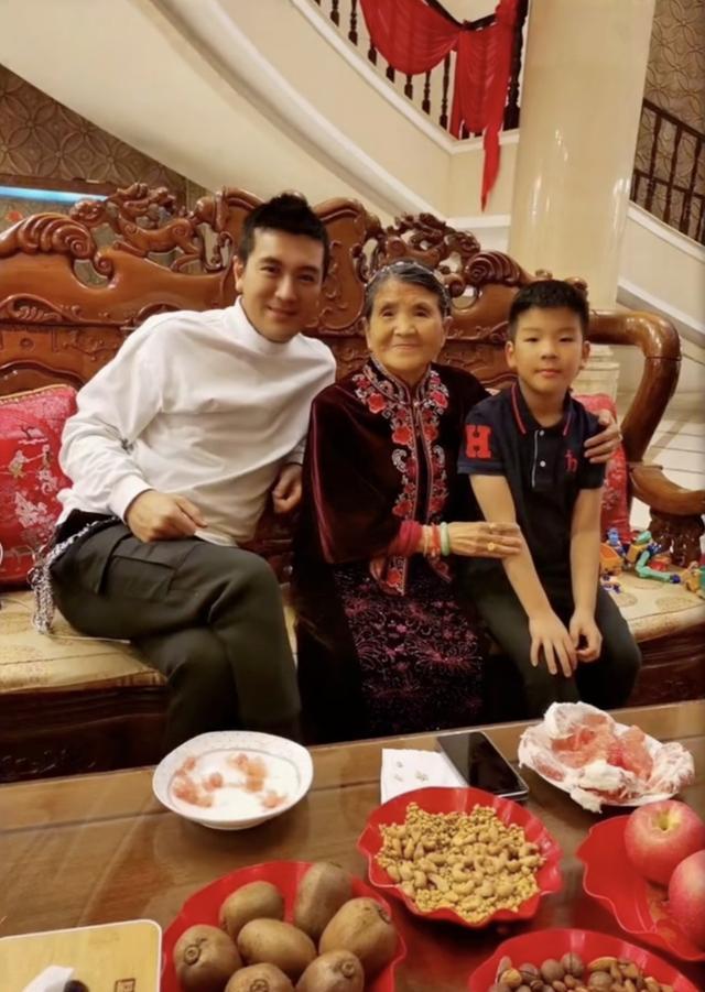 杨子为87岁母亲庆生,晒祖孙三代合影,老人气质优雅精神矍铄_妈妈_奶奶