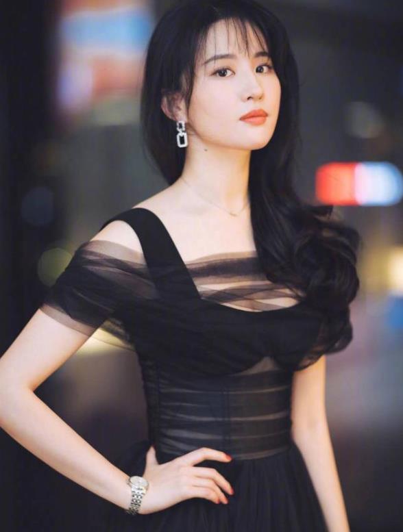 刘亦菲真是神仙姐姐,穿纱裙礼服惊艳众人,大波浪美得不可方物
