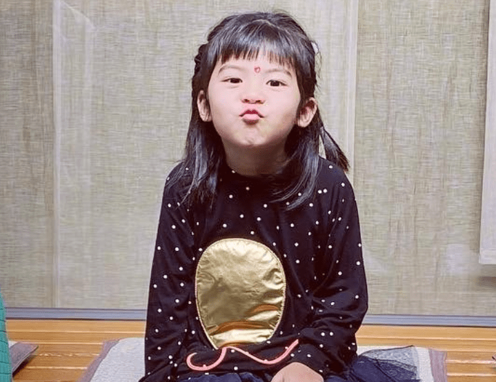 咘咘美照被传,3岁妹妹波妞意外成焦点,这生图颜值美翻了呀_贾静雯