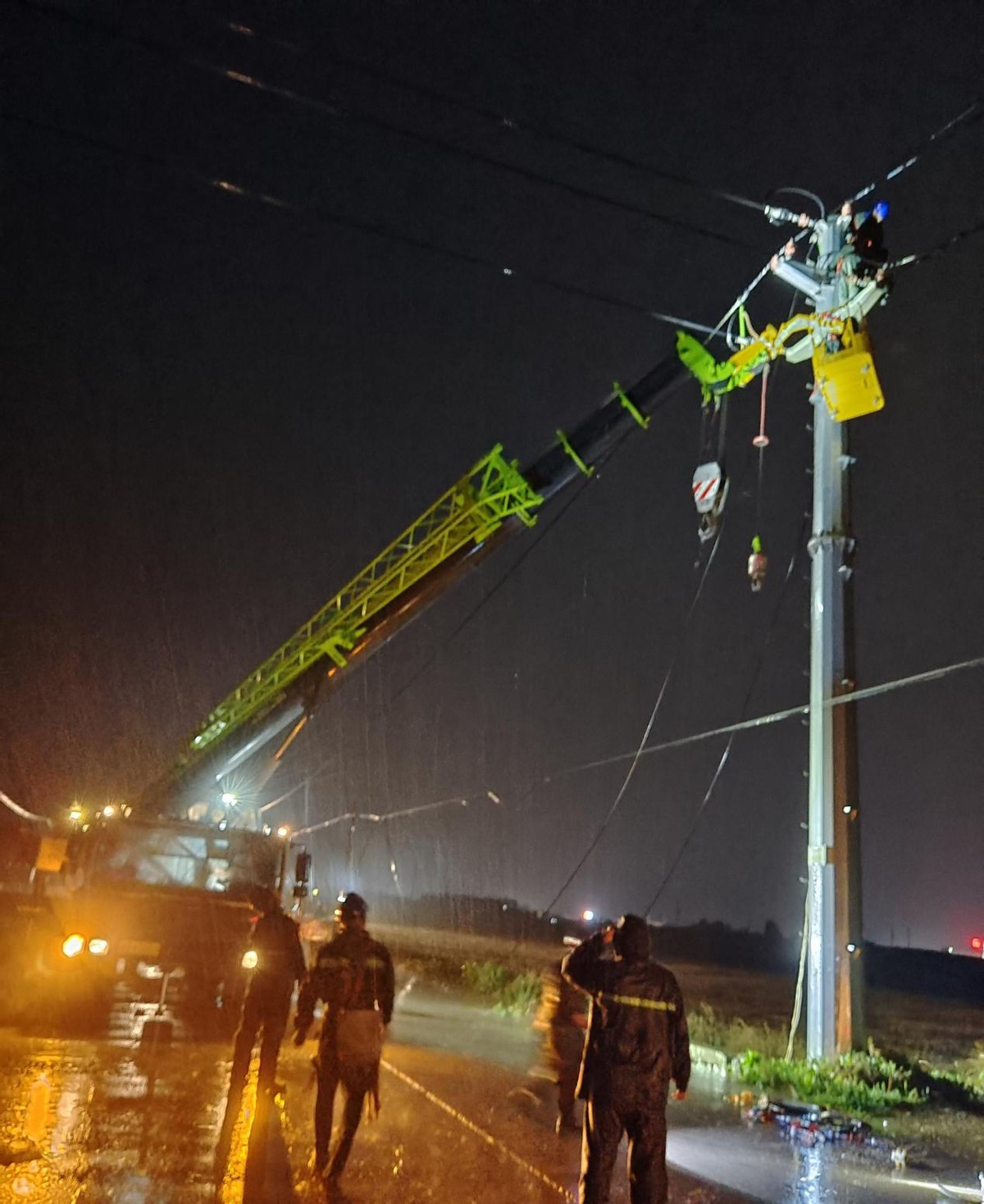 "夜间冒雨抢修,线杆湿滑难攀登,抢修工作难度大,但为了周边客户能够