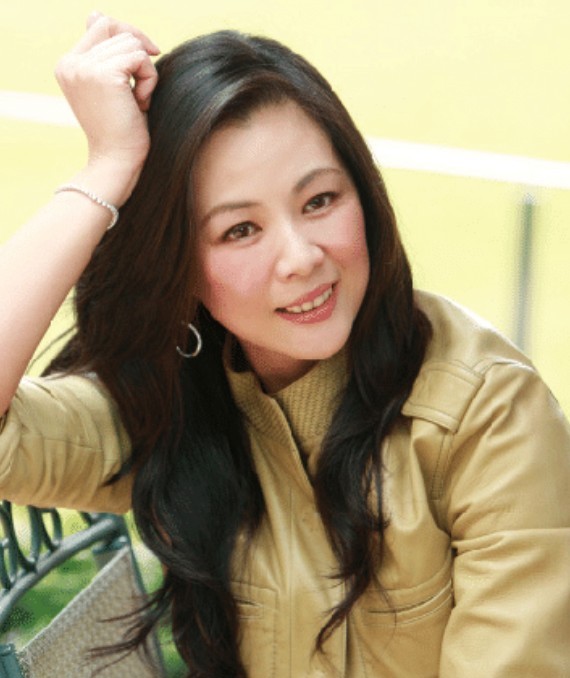 过气明星有多惨51岁女星为了吸引粉丝只能穿成这样去捞金