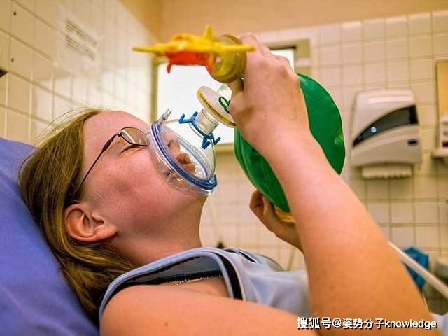 原创险些全身瘫痪一女子吸食笑气上瘾导致严重后果