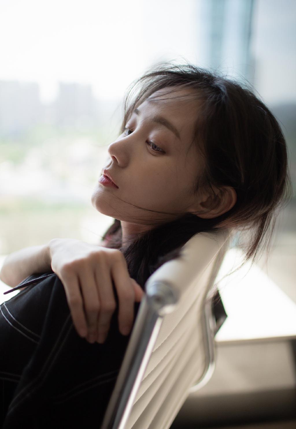 原创李一桐拼了穿超短裙还双膝跪地精致侧颜和美腿让人过目难忘