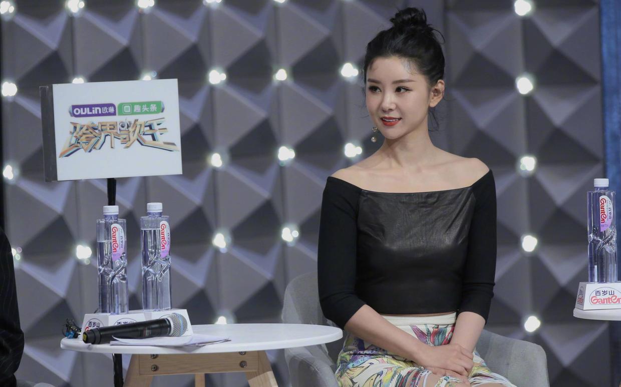 李小萌换风格更美了穿一字肩皮衣配流苏裙丸子头甜美又减龄