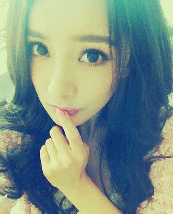 原创杨幂早年自拍旧照模样超水灵大眼睛高鼻梁比如今还美