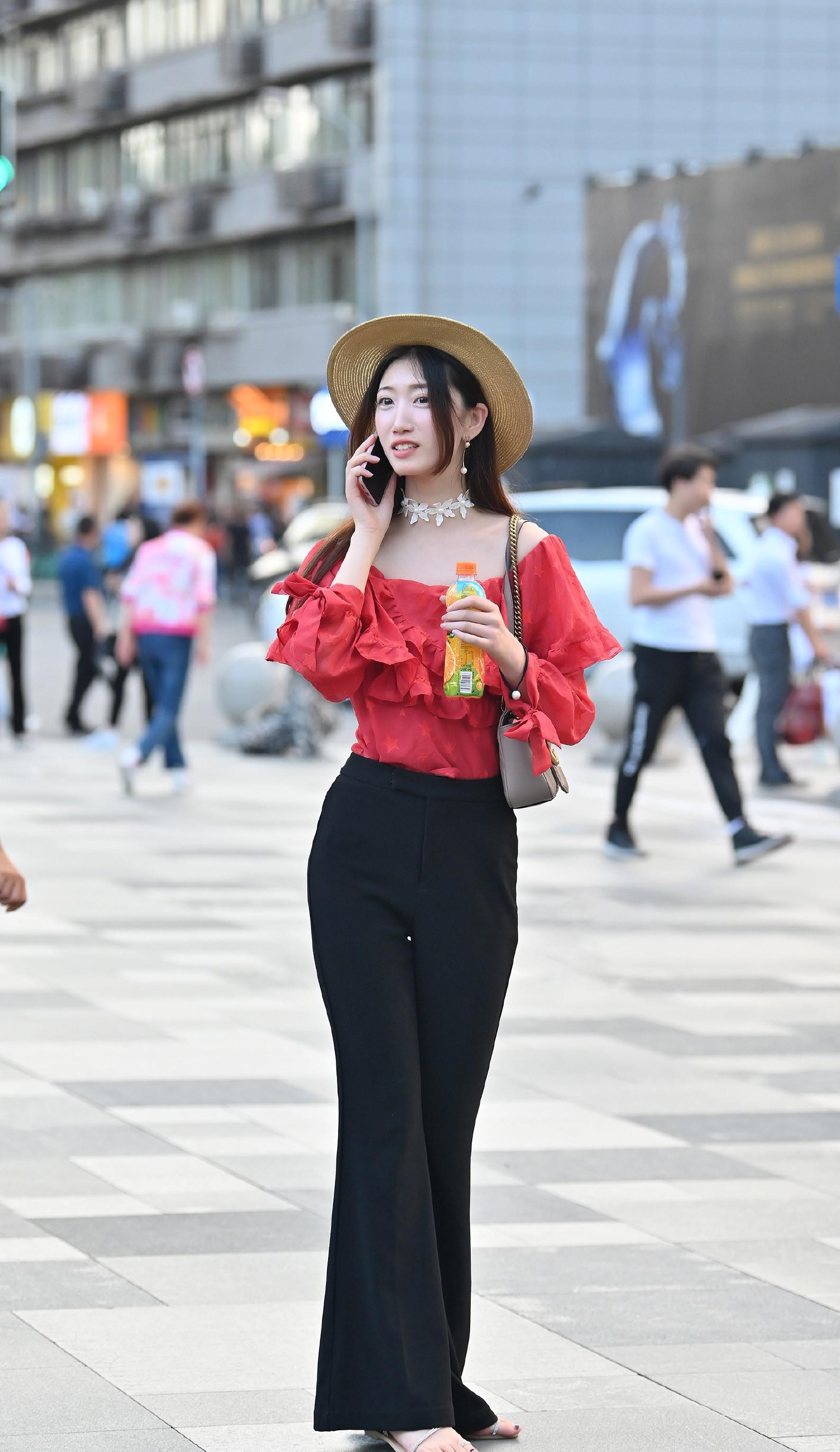 原创夏天穿高跟凉鞋出街的美女腿型被衬托得很好看气质也更优雅