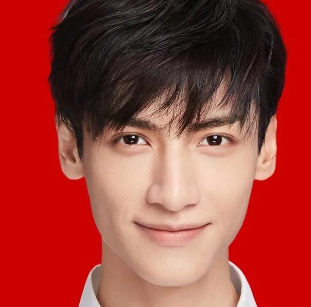 原创罗云熙素颜证件照曝光细看五官后是不是纯天然一目了然