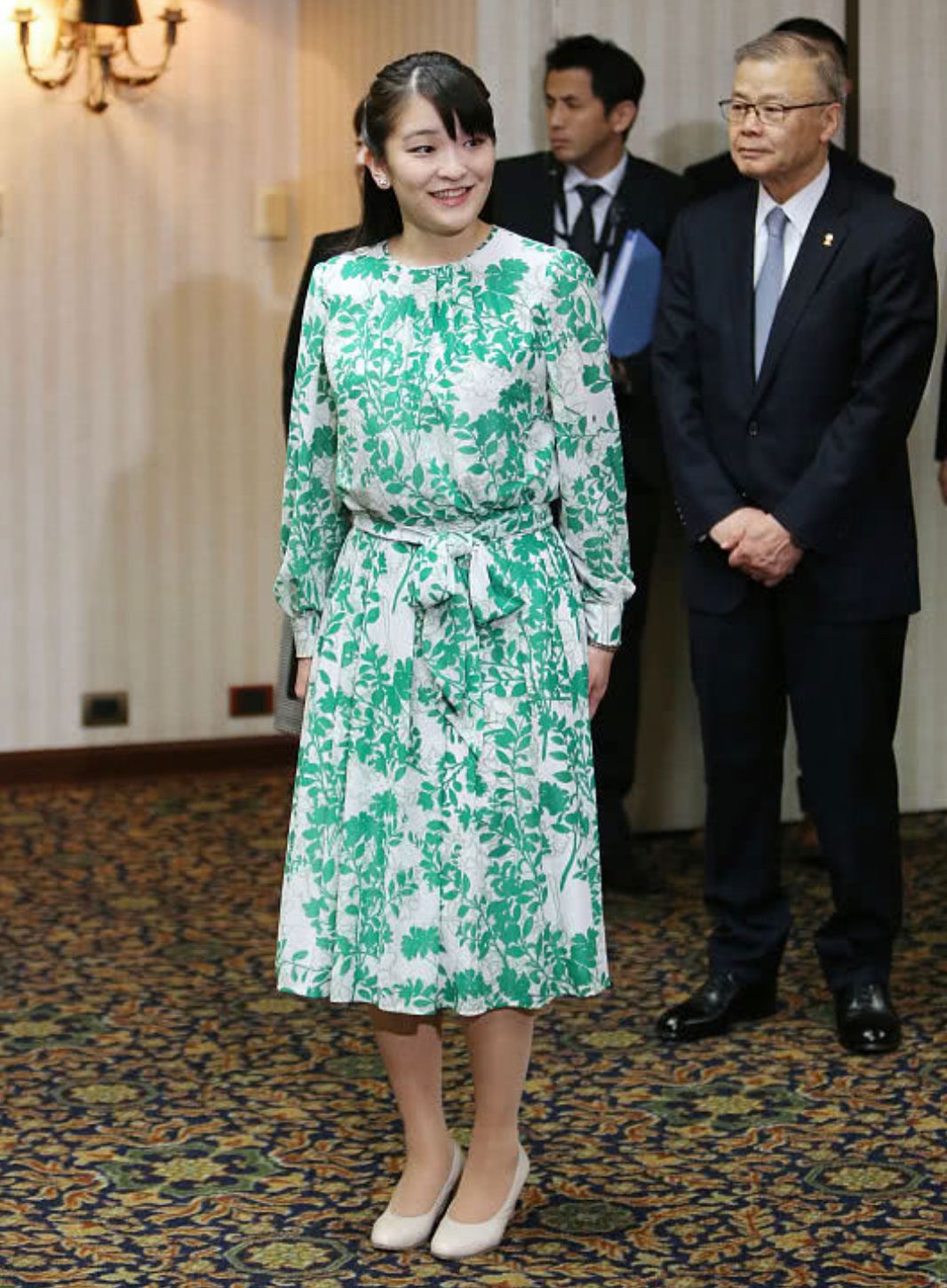 原创             日本公主出行没皇家范，穿搭低调如邻家少女，驸马爷扎小辫挺帅气