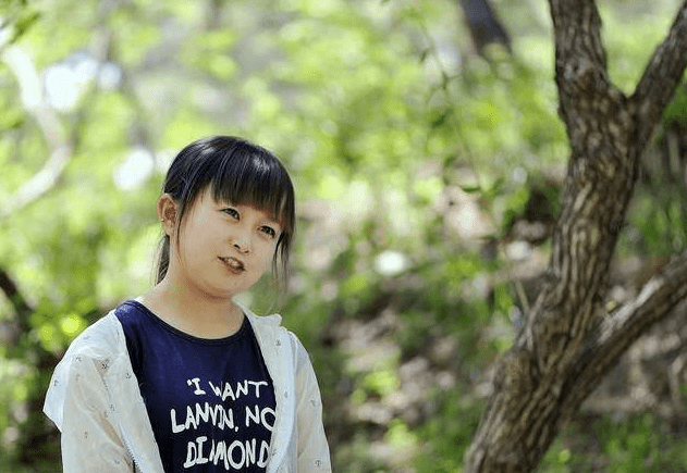 原创朱洁身高1米2423岁嫁侏儒症秦学士后月入过万活成小公主
