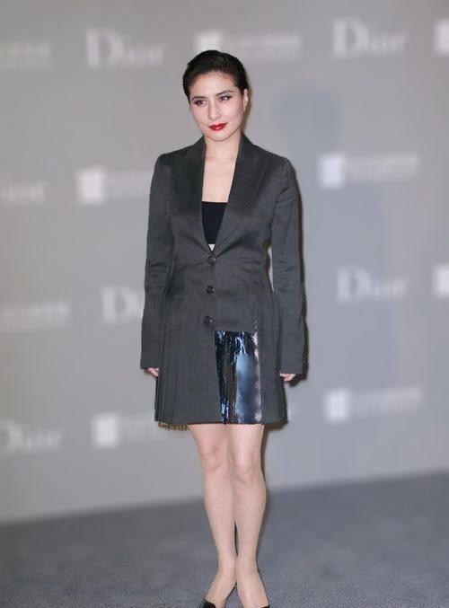 原创赌王千金何超仪难逃中年发福一身华丽打扮亮相难掩富态身材