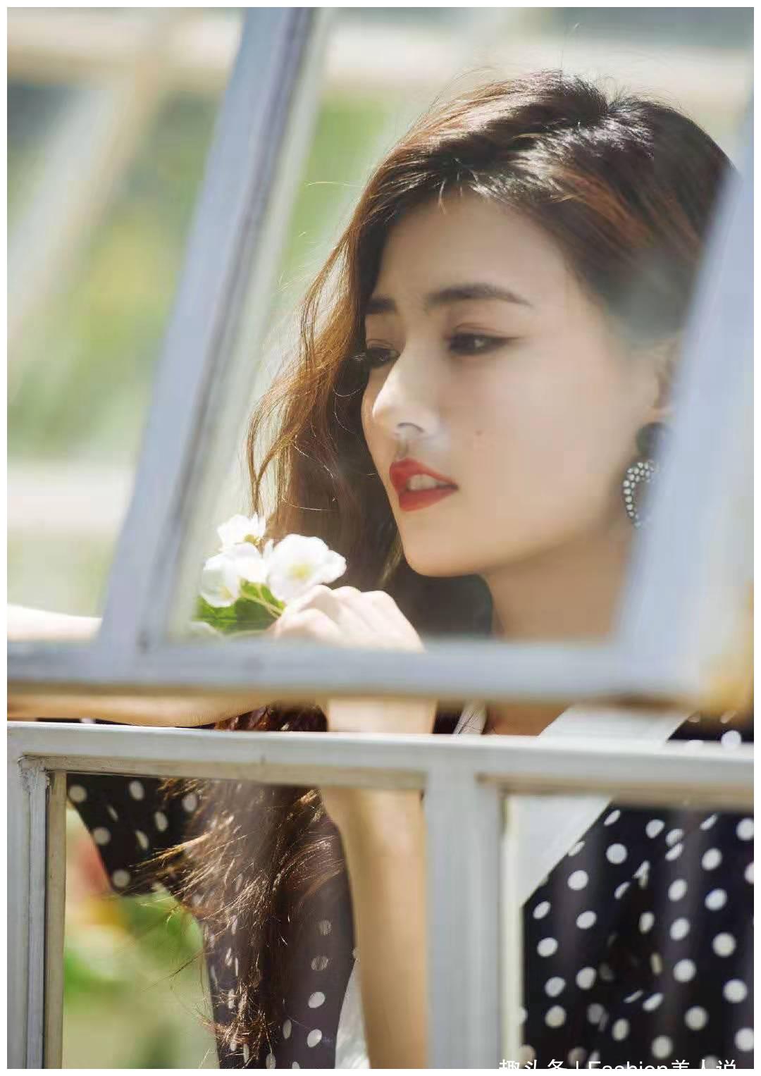 原创徐璐烫完大波浪卷发气场都变了穿波点裙复古优雅又美出新高度