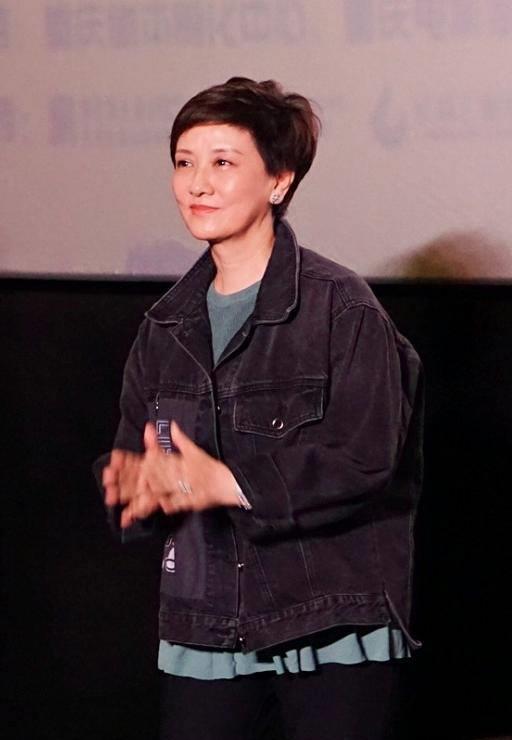 时光宽待真美人,看53岁邓婕就知道,穿黑色牛仔外套猜不出年龄_女性