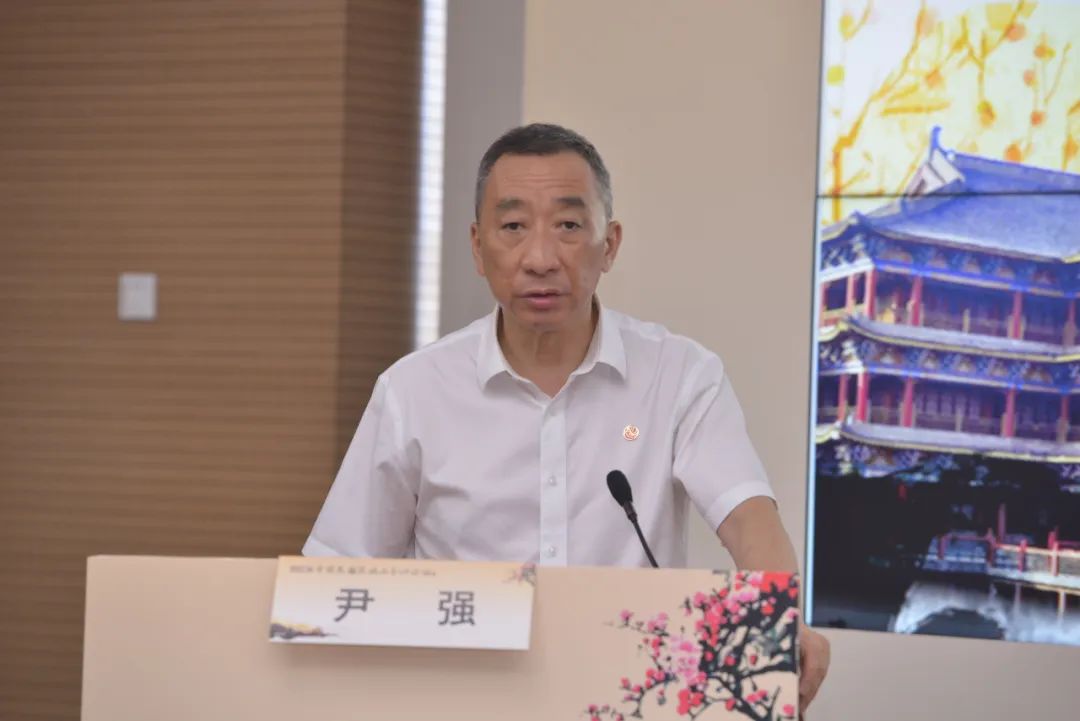 西安国际医学中心医院院长尹强致欢迎词,并简要介绍西安国际医学中心