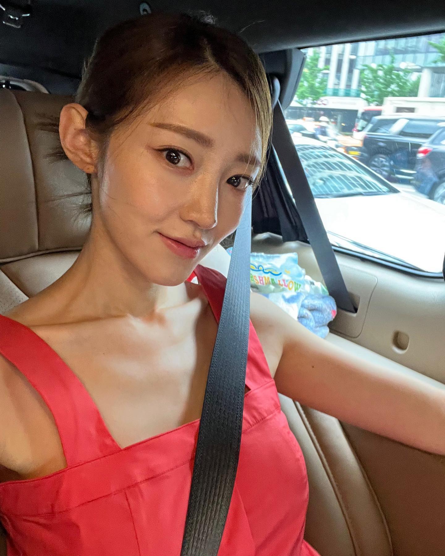 尤其是身着红色无袖连衣裙的徐夏妍,她精致的小脸颊