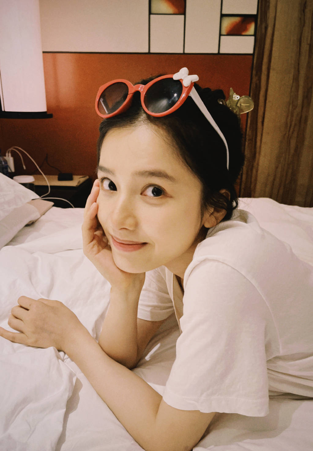 张婧仪戴墨镜卧床拍美照 素颜出镜皮肤光滑状态佳