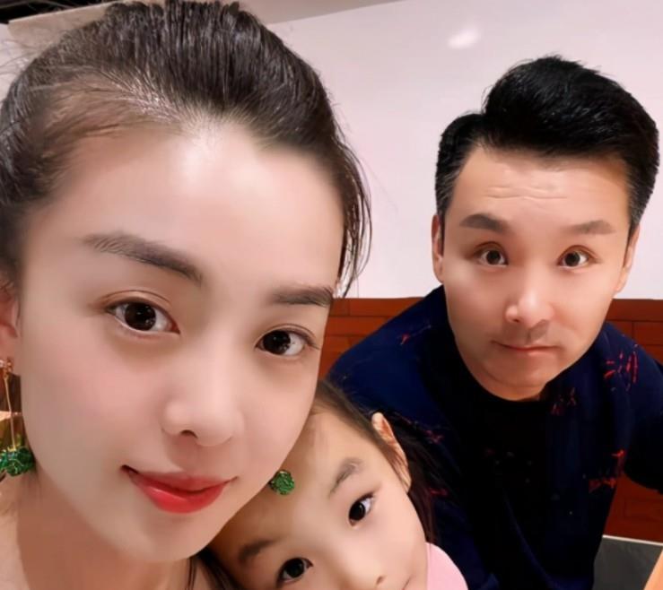 婚后,战扬为刘和刚生下一儿一女,一家四口的日子过得那叫一个幸福美满