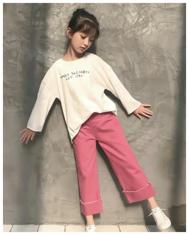 脚上还是运动鞋增添了清新的时尚感.