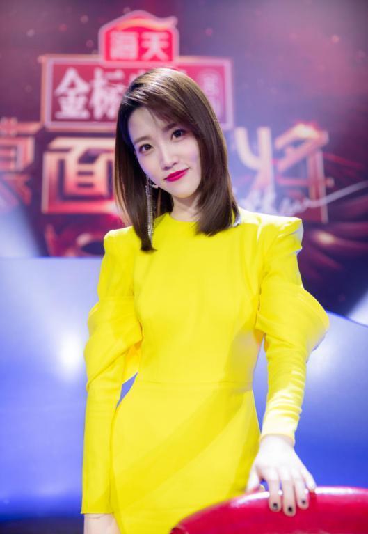 张纯烨现身《蒙面唱将猜猜猜》一段话看懂为什么这些节目都有她_孟非