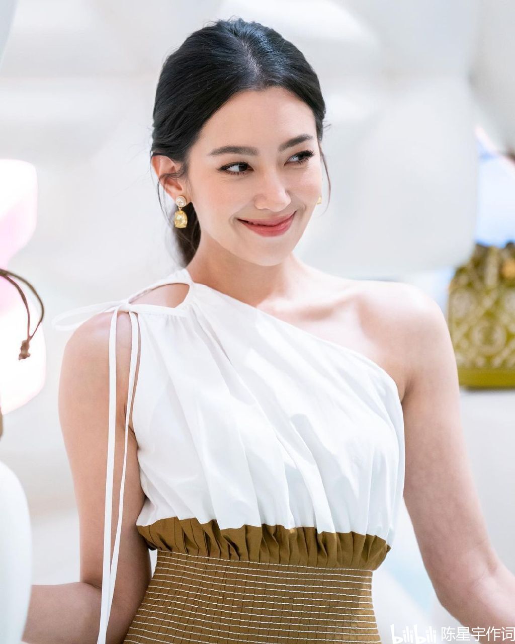 原创泰国版女星羊胎素梗上演泰剧女星bellacampen遭现场新娘调侃变