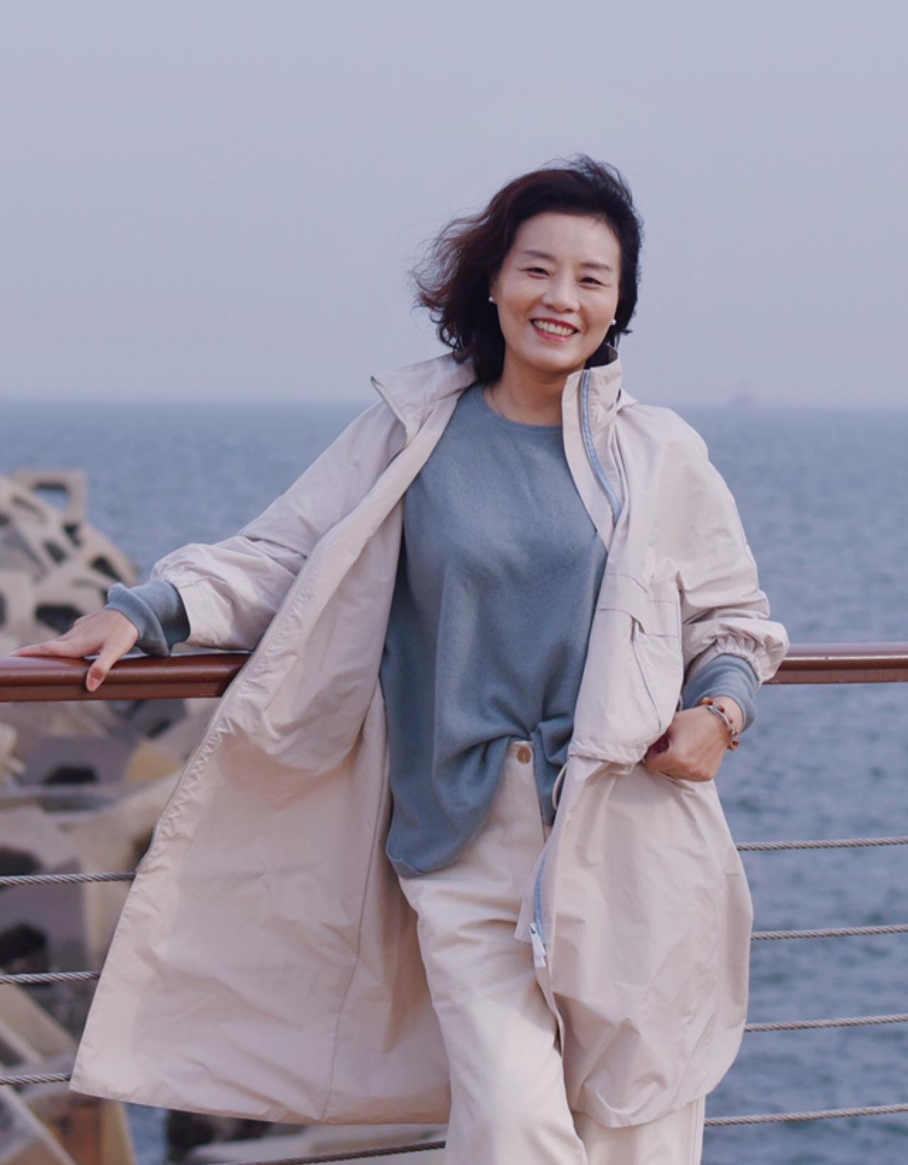 60岁的女人别总穿暗色,浅色单色好搭配又减龄,时尚优雅又高级_身材