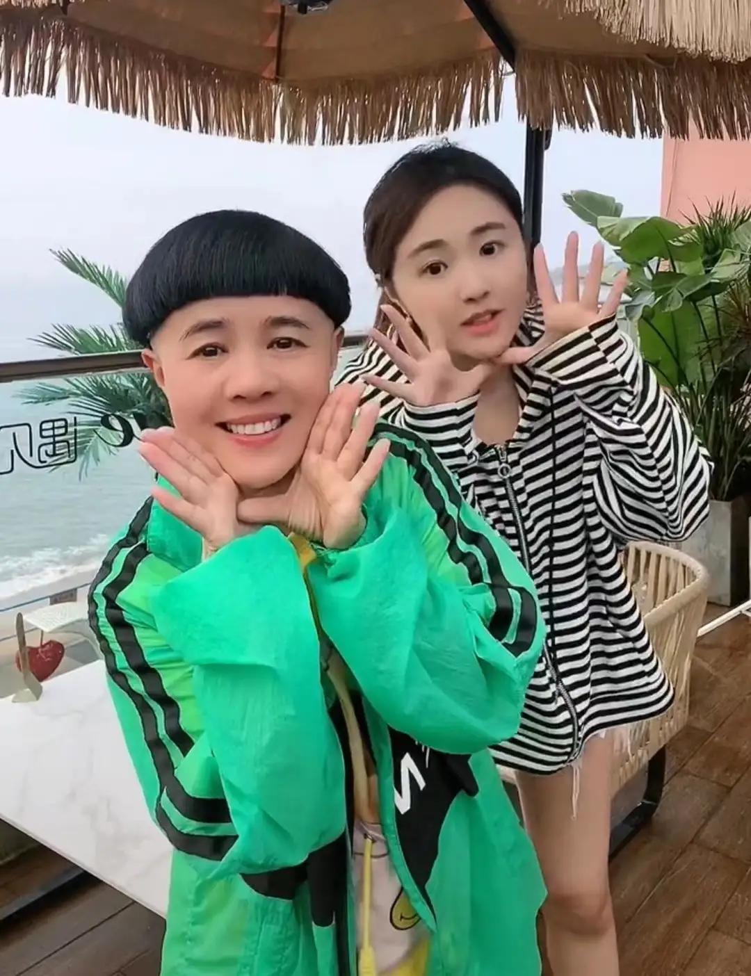 海边热舞穿上万元外套动作可爱母女同框似姐妹