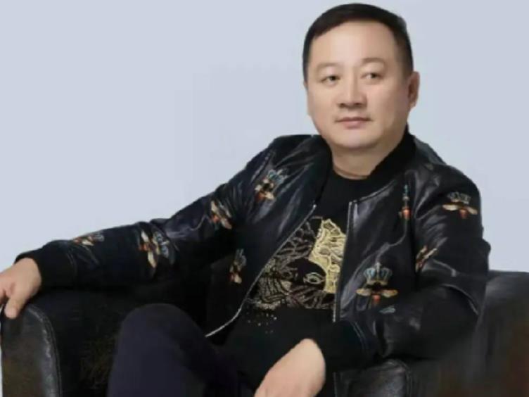 聚会与年轻女孩十指紧扣,贴耳说话太辣眼_唐鉴军_王小华_孙小雨