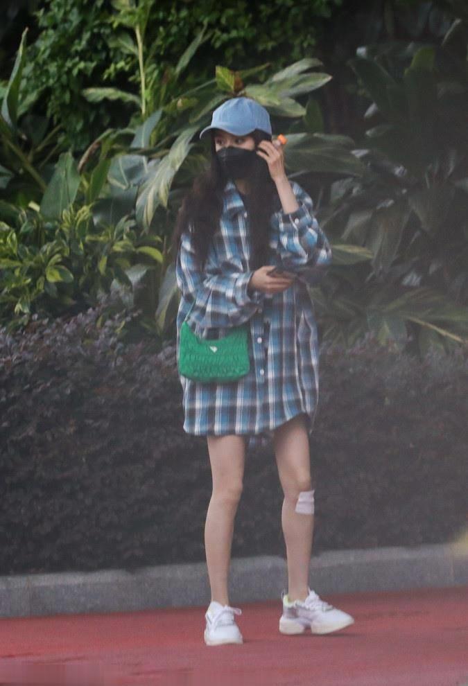33岁杨幂美若少女长衬衫打造下衣失踪穿运动鞋好身材尽显