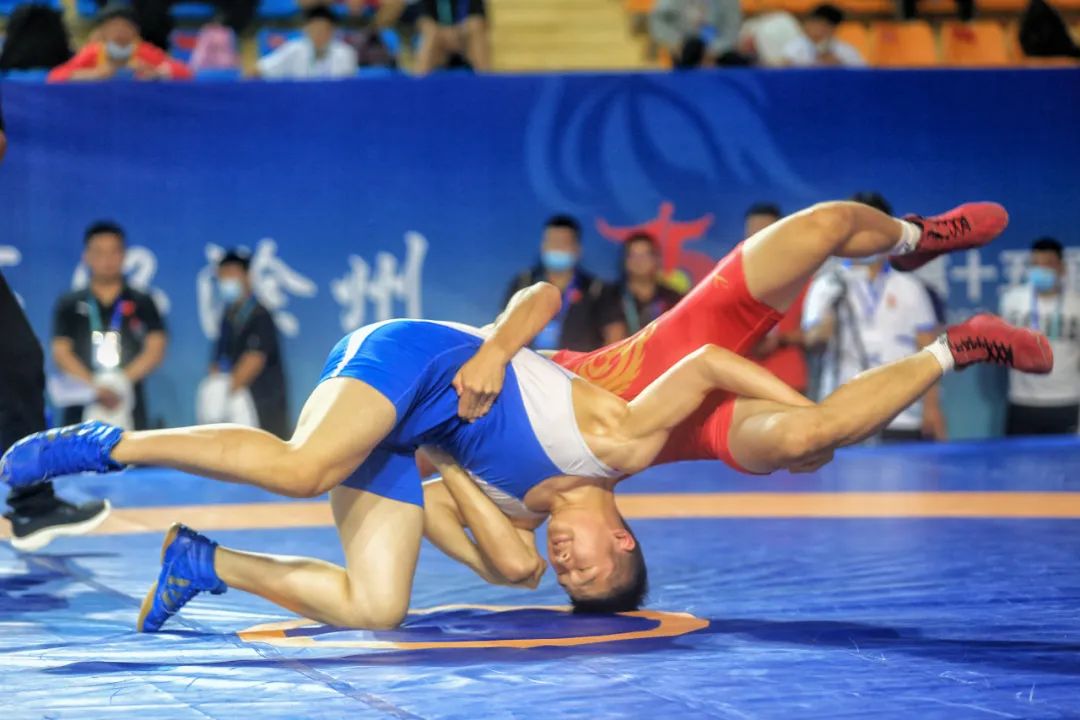 直击省十五运会自由式摔跤赛场_kg_比赛_级别