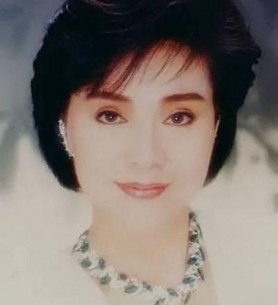 76岁老戏骨归亚蕾:和初恋老公恩爱55年,今子孙满堂晚年幸福